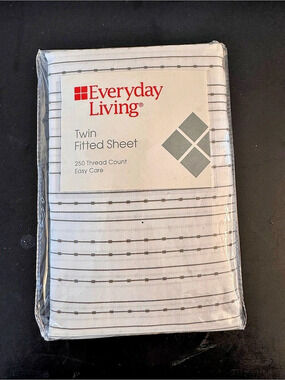 Everyday Living Twin Fitted Sheet 250 Thread Count Dotted Stripe NEW